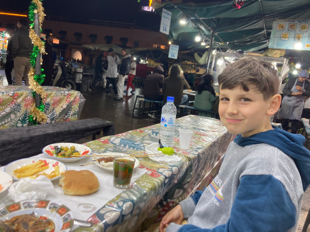 Niels, premiers contacts avec la réalité du souk, à Marrakech ! Niels, premiers contacts avec la réalité du souk, à Marrakech !
